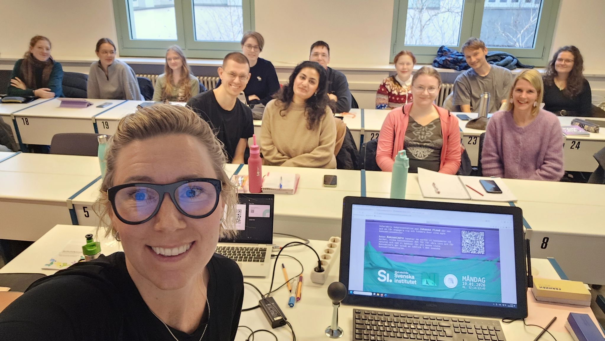 Författaren Johanna Flood vid en föreläsning på Humbolduniversitetet i Berlin.